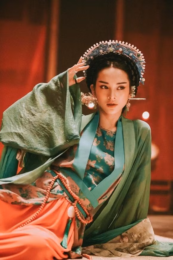 Cô càng được chú ý hơn khi trở thành “nàng thơ” trong loạt MV nổi tiếng như Màu nước mắt, Tự Tâm, Canh ba của Nguyễn Trần Trung Quân, Nếu ngày ấy của Soobin Hoàng Sơn,… Hai dự án phim tiêu biểu của cô trước đây là Gái ngàn đô và Vũ điệu của bầy sói.