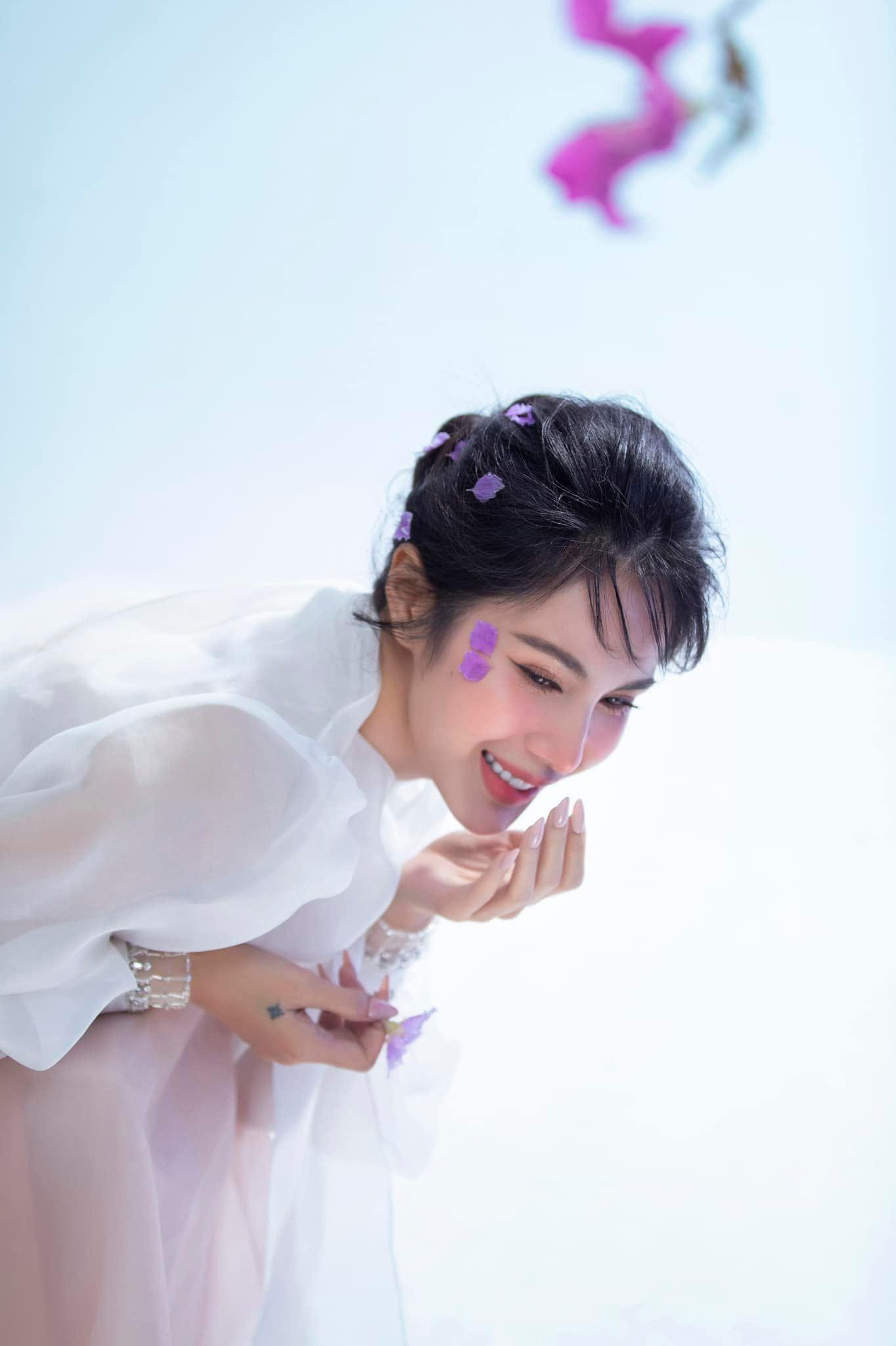 Đăng kèm cùng loạt ảnh, Thủy Tiên viết: "Đủ nắng hoa sẽ nở".