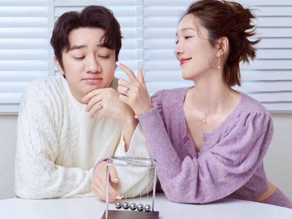 Ê-kíp thực hiện bộ ảnh cho biết hai vợ chồng có những tương tác ngọt ngào dành cho nhau: “Trong mắt anh, cô ấy giản dị và vui vẻ. Họ trân trọng, bao dung, chấp nhận khuyết điểm của nhau để gây dựng tình yêu lâu bền”.