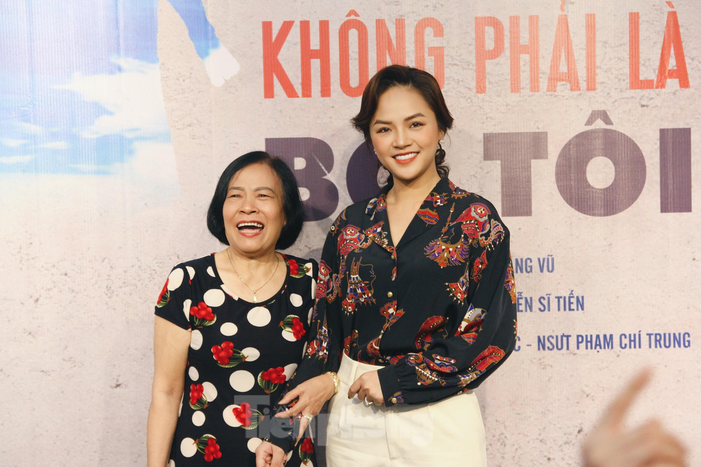 Một fan lớn tuổi không ngớt lời khen Thu Quỳnh xinh đẹp hơn cả trên tivi.