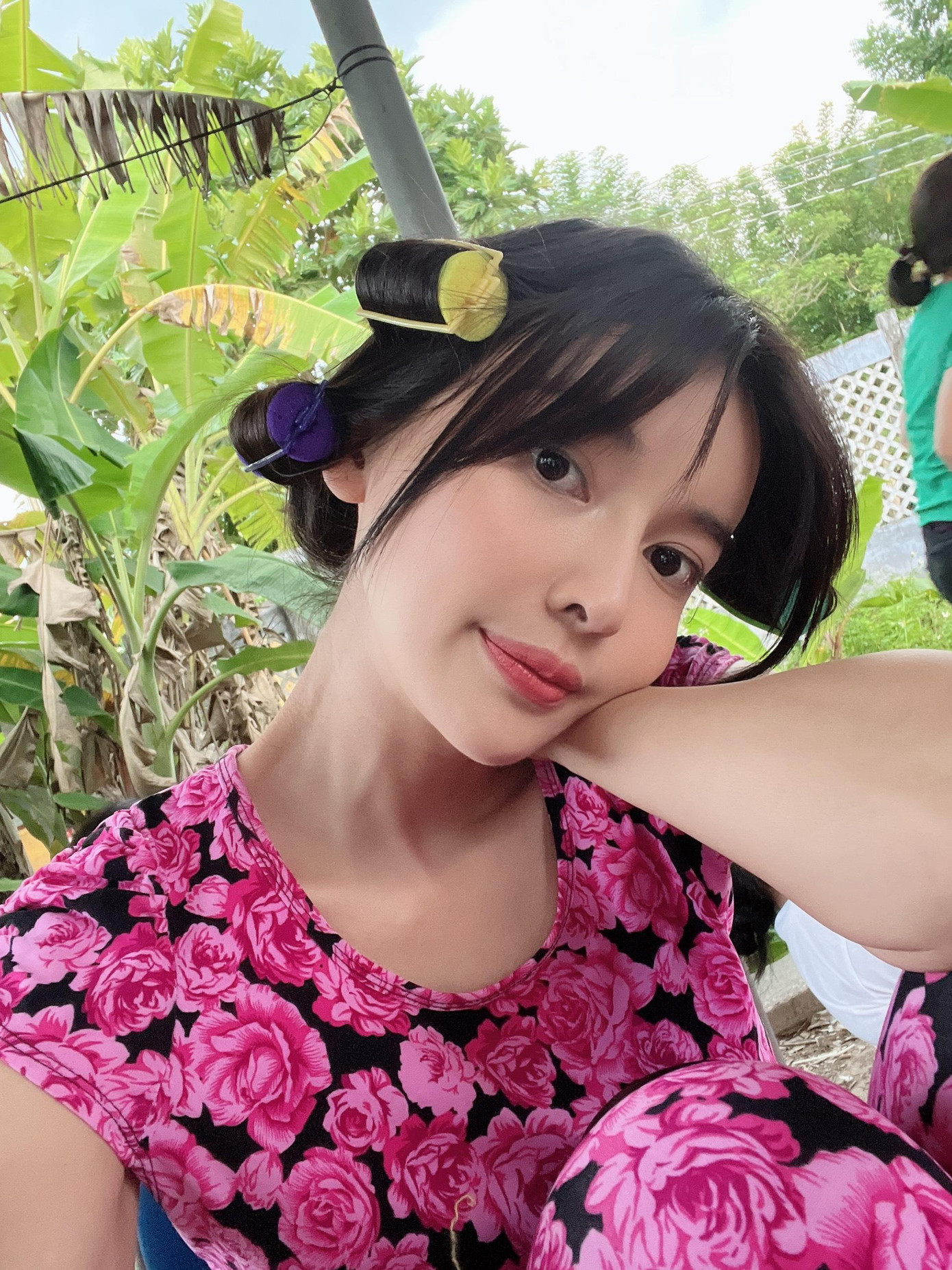 Ban đầu, Cao Thái Hà đóng vai Liễu – vợ Hào, hiện tại do Lily Chen đảm nhiệm. Nữ diễn viên muốn thử sức với màu sắc diễn xuất mới bản thân chưa từng thử qua nên đề xuất với đạo diễn xin đổi.