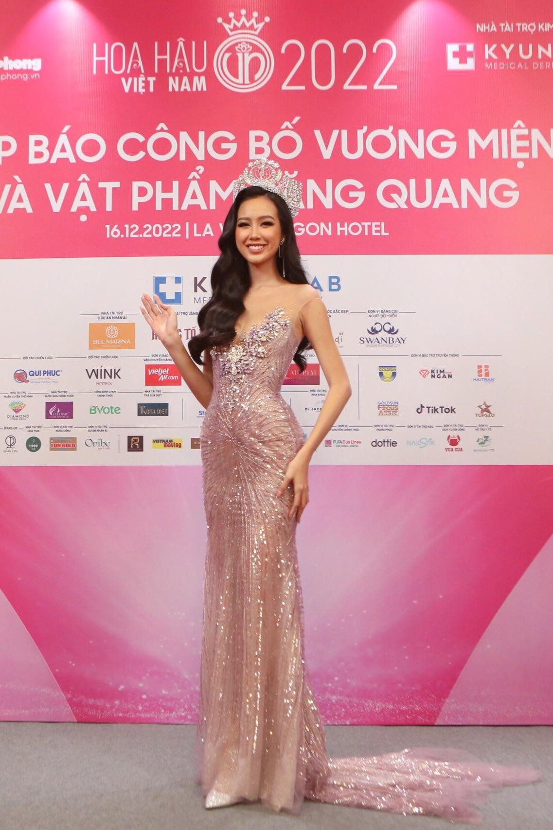 Giám khảo - Hoa hậu Liên lục địa 2022 Bảo Ngọc tạo điểm nhấn trên thảm đỏ với đầm bạc lấp lánh. Giám khảo - Hoa hậu Liên lục địa 2022 Bảo Ngọc tạo điểm nhấn trên thảm đỏ với đầm bạc lấp lánh.