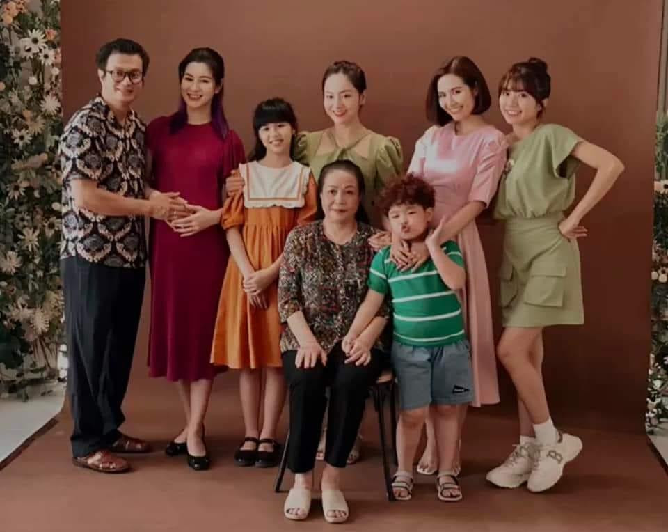 Hình ảnh gia đình bà Nga có sự góp mặt của Mộng Mơ cũng được lan truyền trên mạng xã hội những ngày gần đây. Hình ảnh gia đình bà Nga có sự góp mặt của Mộng Mơ cũng được lan truyền trên mạng xã hội những ngày gần đây.