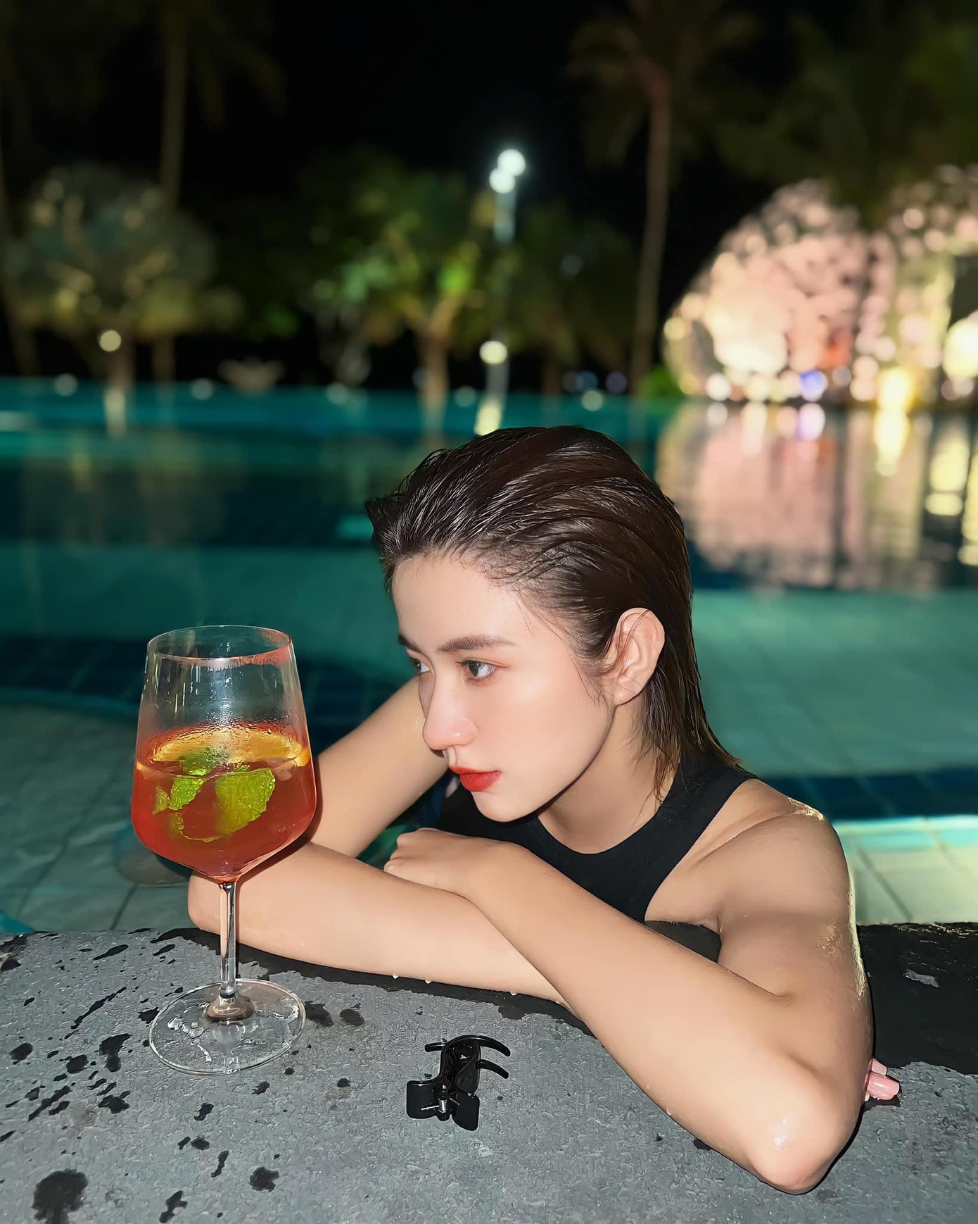 Trên trang cá nhân, “cô út Vân Vân ba chấm” lại hút hồn người xem bằng những hình ảnh sắc sảo, bí ẩn bên hồ bơi.