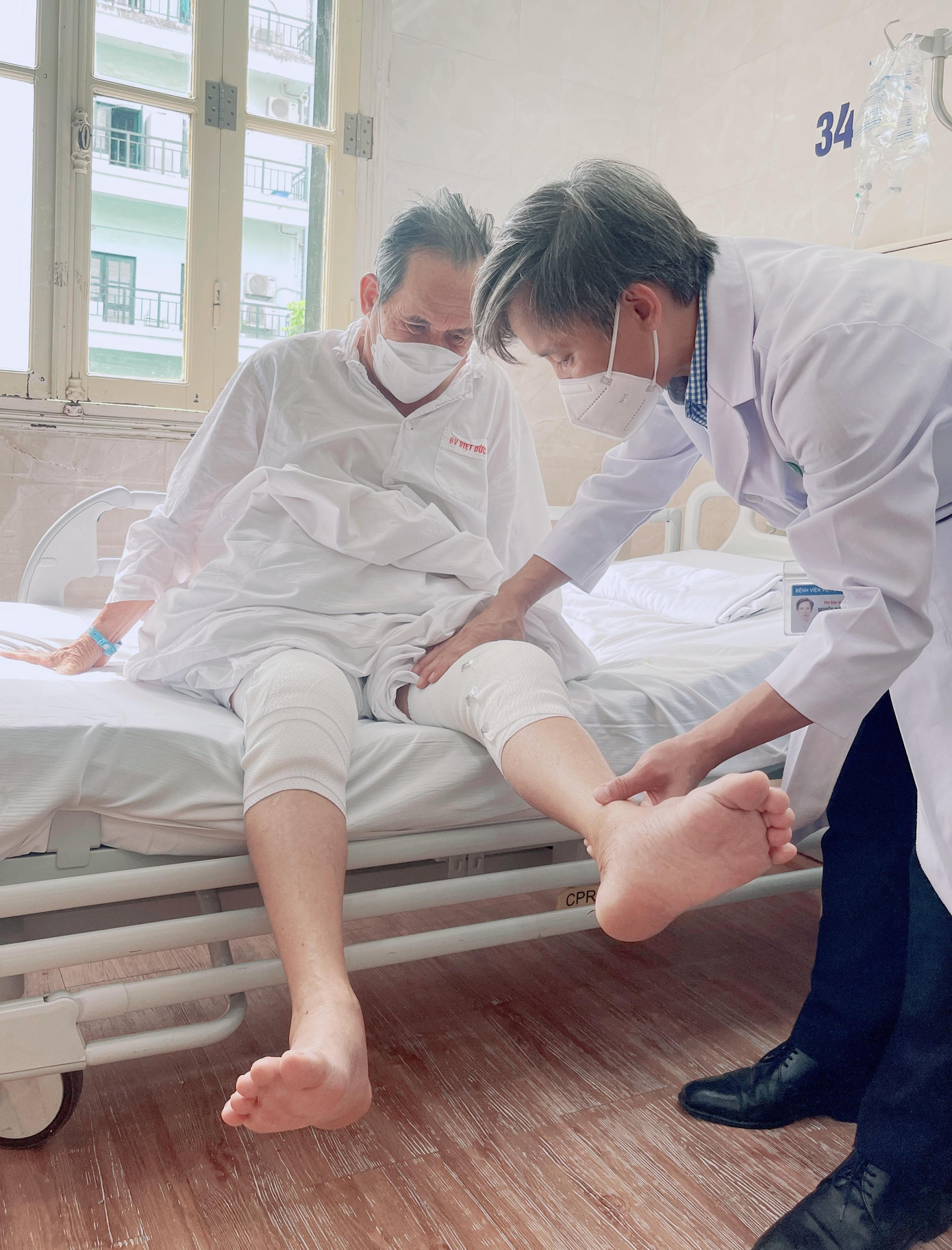 Bác sĩ kiểm tra sức khỏe cho BN sau phẫu thuật.