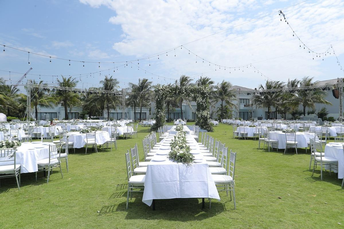 Lễ cưới được trang trí theo tông màu trắng. Giọng ca Bad Boy nhập tổng cộng 2 tấn hoa baby từ nước ngoài về để phục vụ đám cưới.