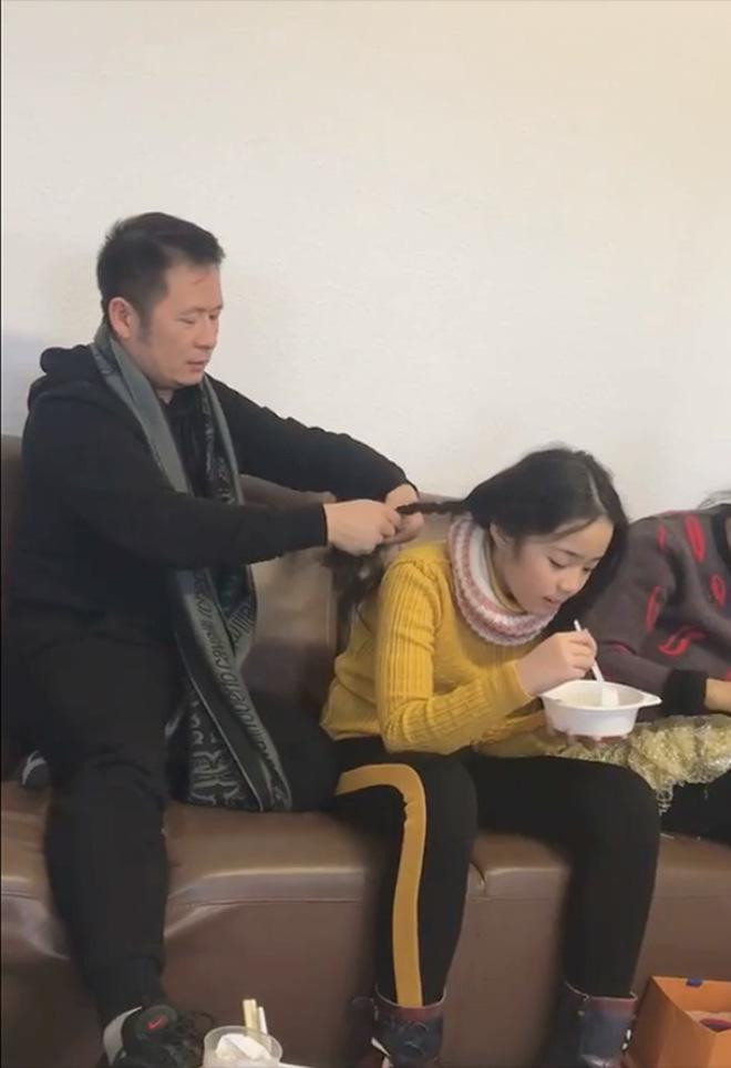 Thiên Nga được bố nuôi quan tâm, ân cần chăm sóc