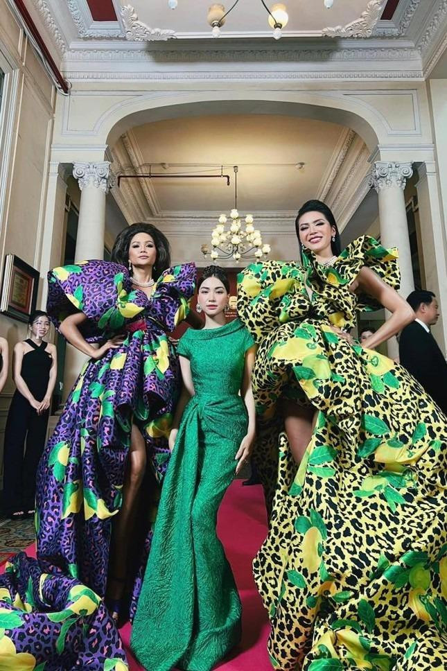 Hòa Minzy hài hước viết lên mạng xã hội khi chụp chung cùng Hoa hậu H' Hen Niê và siêu mẫu Minh Tú: "Ý là hai chị đang nói chuyện gì mà cười đùa trên đó, tôi không nghe được?". Hòa Minzy hài hước viết lên mạng xã hội khi chụp chung cùng Hoa hậu H' Hen Niê và siêu mẫu Minh Tú: "Ý là hai chị đang nói chuyện gì mà cười đùa trên đó, tôi không nghe được?".