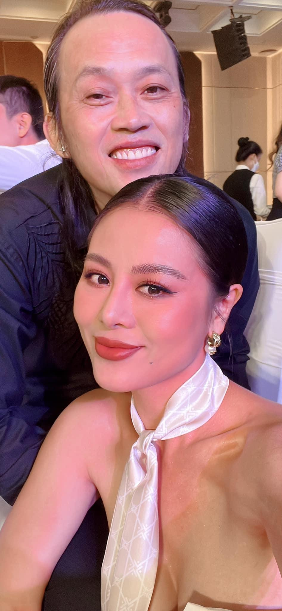 Minh Thư gây chú ý khi chia sẻ hình selfie cùng Hoài Linh.