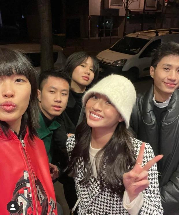 Lần hiếm hoi chung khung hình, cả hai đều toát lên vẻ sắc sảo, phong thái chuyên nghiệp không thua kém những mỹ nhân quốc tế.