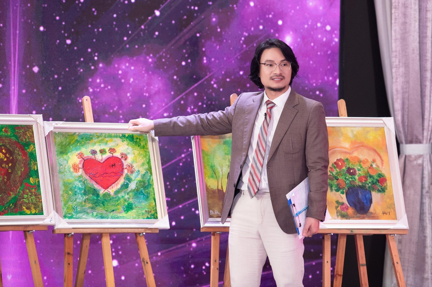 Đạo diễn Hoàng Nhật Nam và Hoa hậu Bảo Ngọc đều ưng ý bức tranh trái tim đỏ. Đạo diễn Hoàng Nhật Nam và Hoa hậu Bảo Ngọc đều ưng ý bức tranh trái tim đỏ.