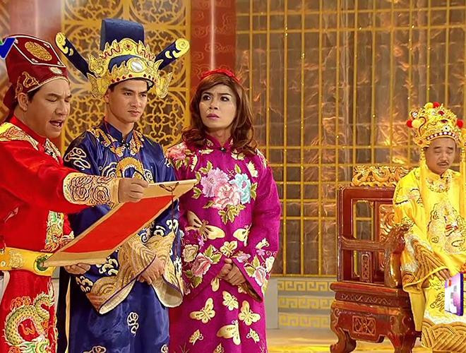 Trang phục của Bắc Đẩu đổi thành màu tím đi kèm nơ bản to năm 2015 Trang phục của Bắc Đẩu đổi thành màu tím đi kèm nơ bản to năm 2015