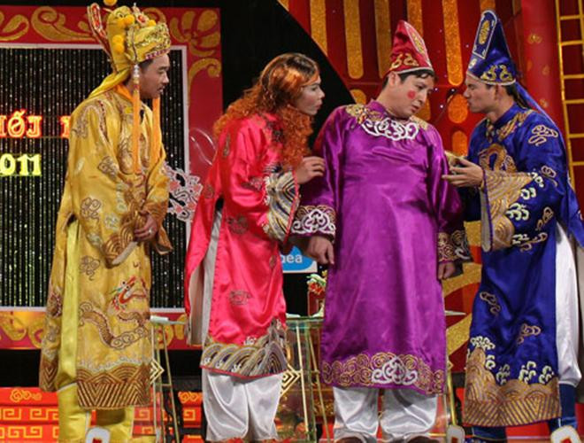 Bộ đồ được hai nghệ sĩ sử dụng lại năm 2011 Bộ đồ được hai nghệ sĩ sử dụng lại năm 2011