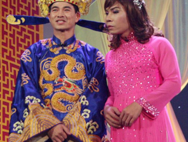 Bắc Đẩu tiếp tục có bộ dạng mới thướt tha, trong khi Nam Tào vẫn giữ được nét nghiêm chỉnh, nam tính tại Táo Quân 2013 Bắc Đẩu tiếp tục có bộ dạng mới thướt tha, trong khi Nam Tào vẫn giữ được nét nghiêm chỉnh, nam tính tại Táo Quân 2013