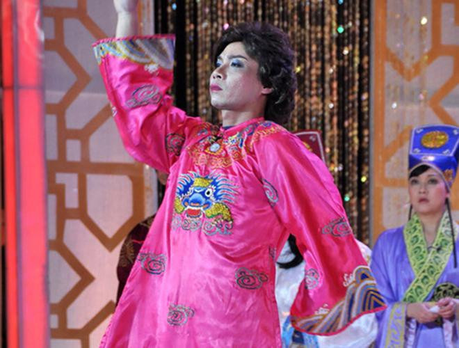 Bộ tóc mới xoăn tít, trang điểm cực đậm của "cô Đẩu" năm 2012 Bộ tóc mới xoăn tít, trang điểm cực đậm của "cô Đẩu" năm 2012