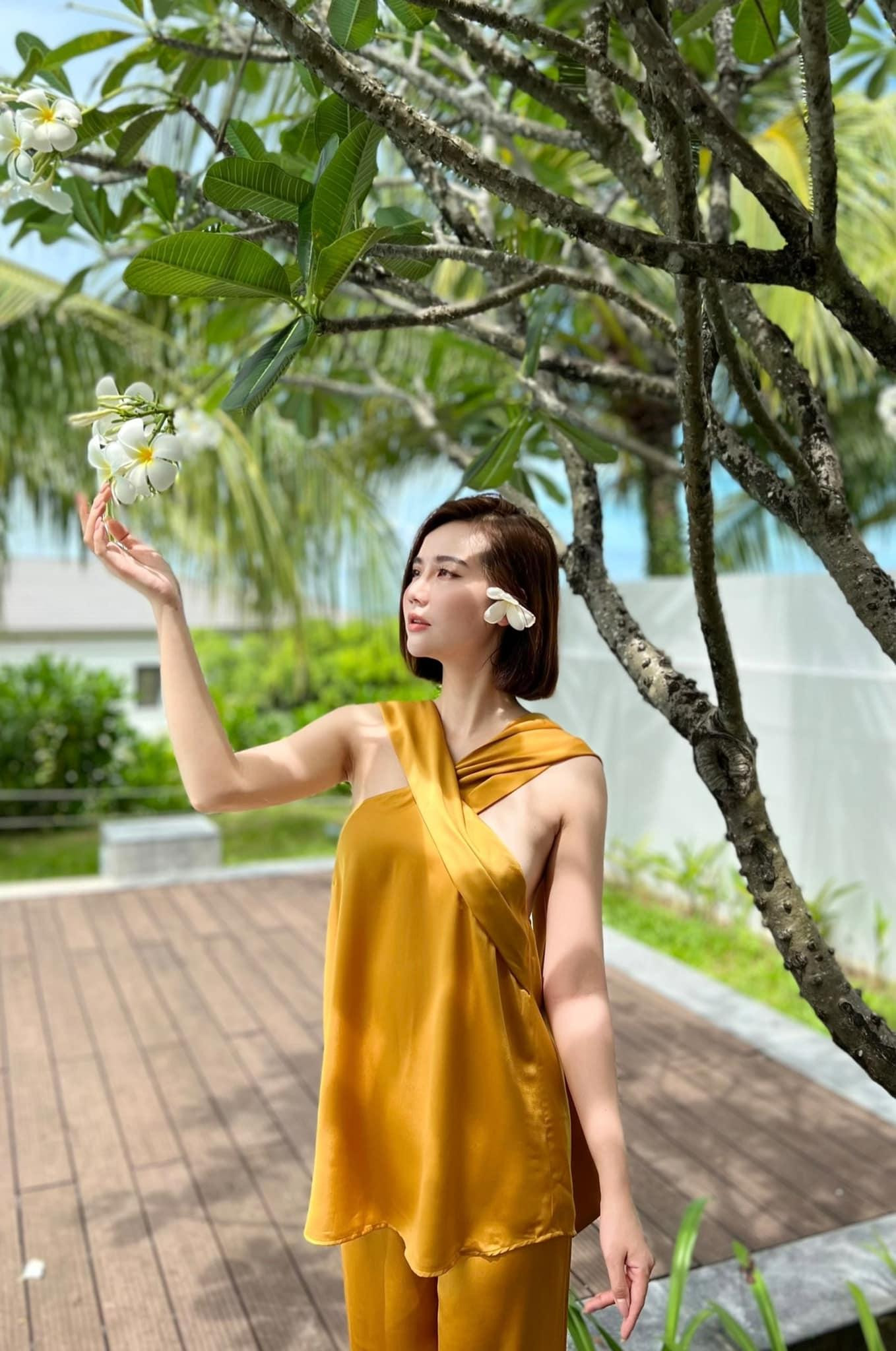 Phong cách đời thường dạo gần đây của Huyền Lizzie tựa trưởng phòng Lê Vân Trang trong Thương ngày nắng về.