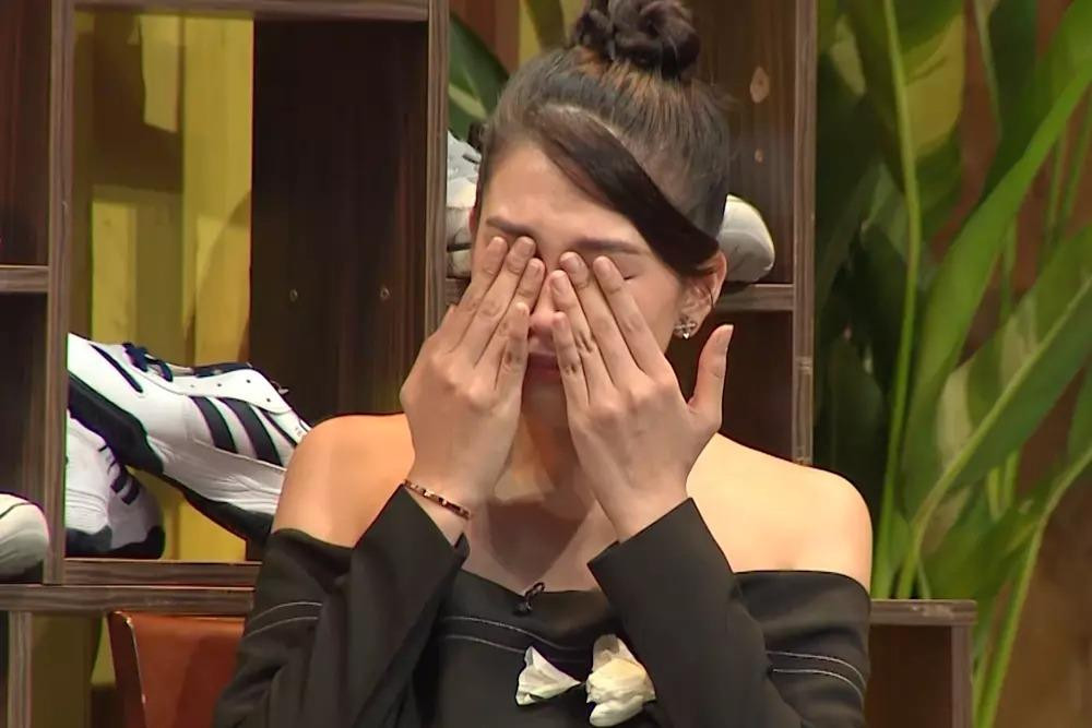 MC Đại Nghĩa xúc động lau nước mắt trước diễn xuất của Hoa hậu Tiểu Vy. MC Đại Nghĩa xúc động lau nước mắt trước diễn xuất của Hoa hậu Tiểu Vy.