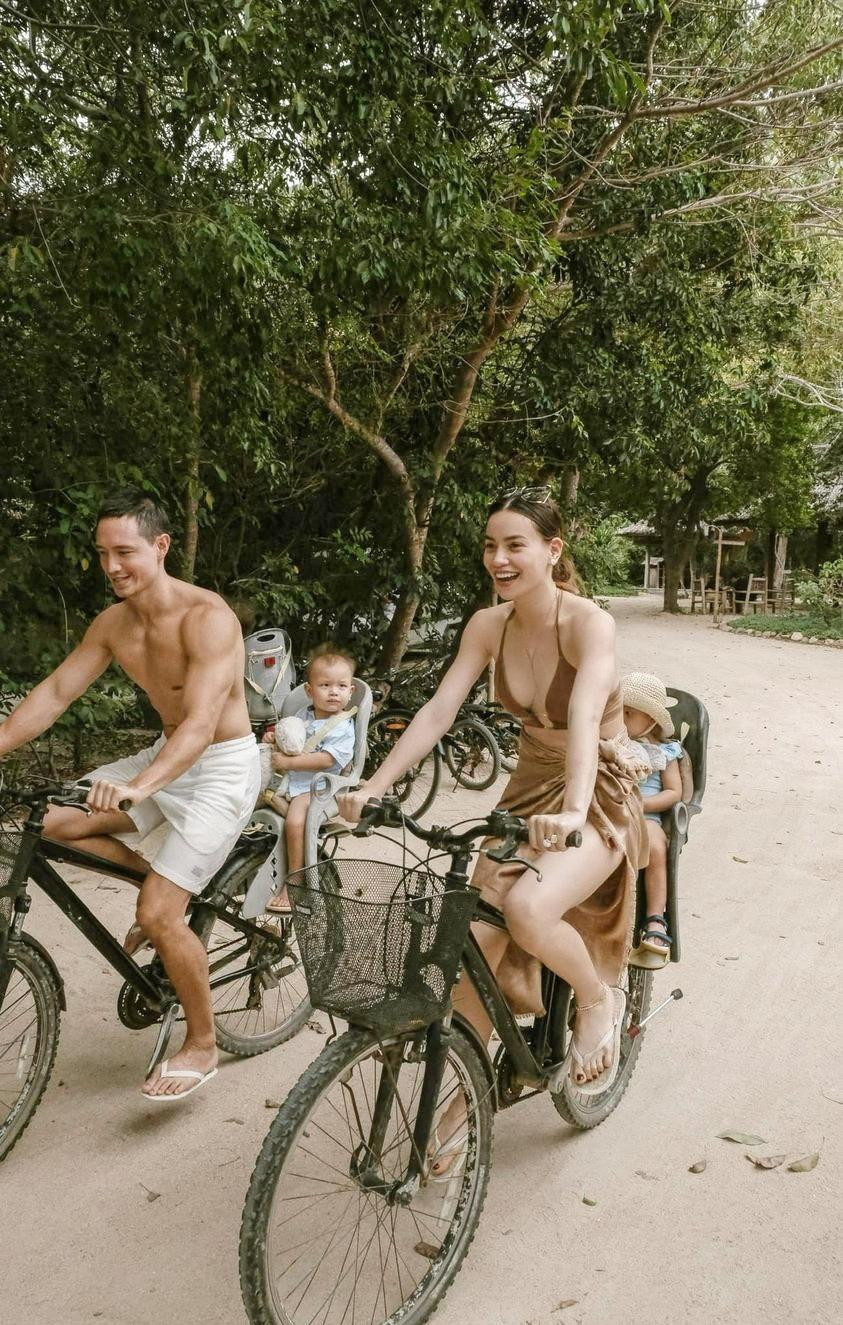 Người đẹp cùng gia đình đi xe đạp dạo chơi tại khu nghỉ dưỡng yêu thích.