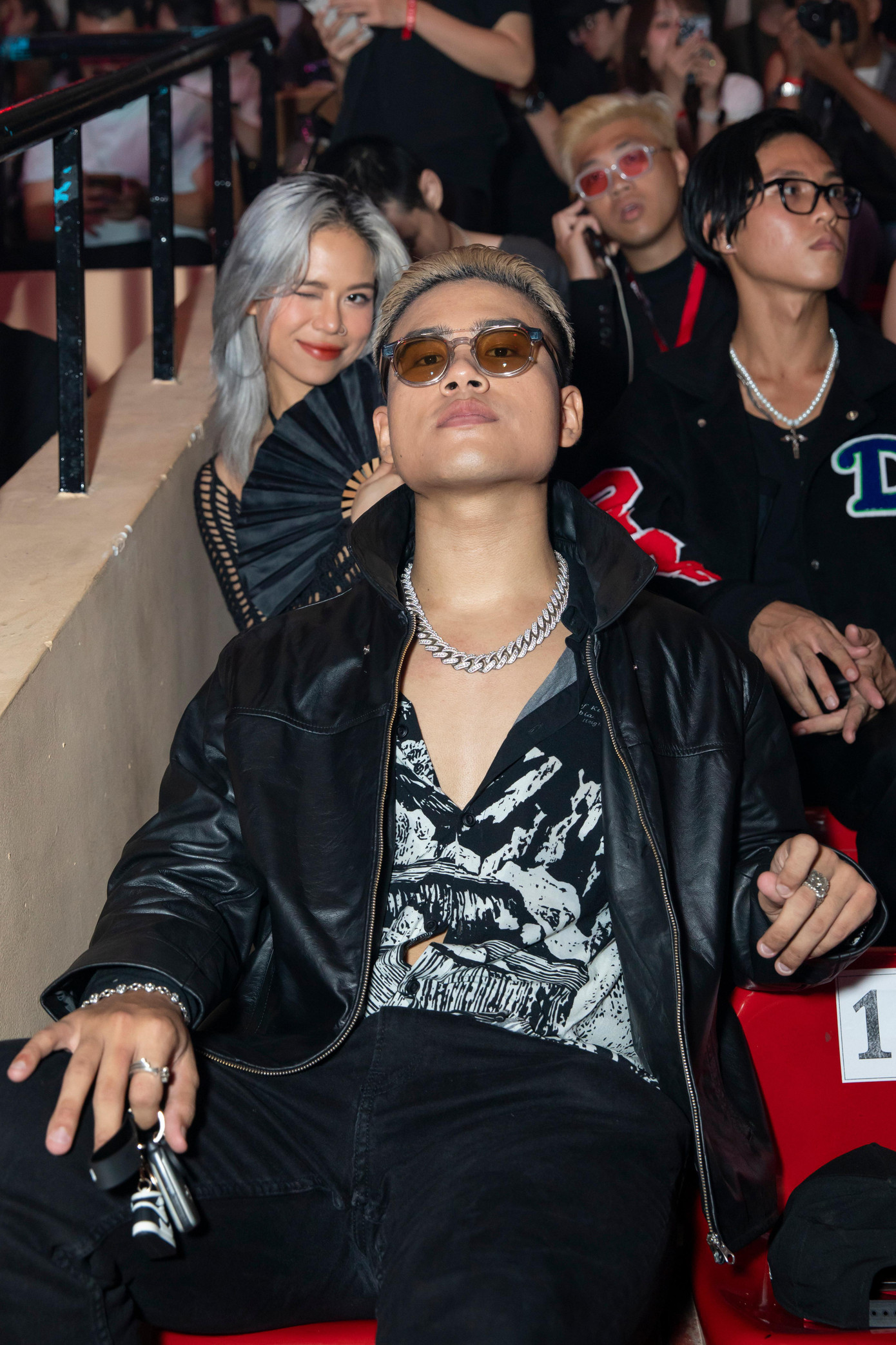 Các rapper tham gia Rap Việt mùa 1 xuất hiện. RTee – học trò Binz đến cổ vũ đồng nghiệp, GDucky cũng có mặt trên khán đài. Các rapper tham gia Rap Việt mùa 1 xuất hiện. RTee – học trò Binz đến cổ vũ đồng nghiệp, GDucky cũng có mặt trên khán đài.