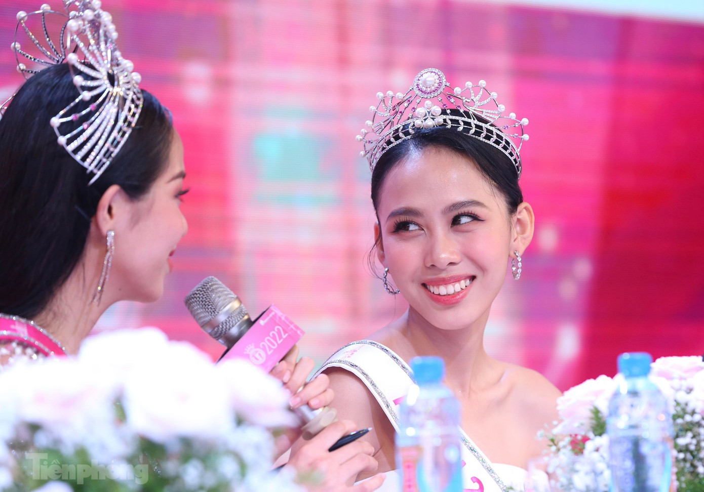 Về yếu tố Ngọc Hằng bất ngờ vươn lên vị trí Á hậu 2, cô nói ban giám khảo thấy được ý chí cầu tiến của mình. “Trong hành trình thi, các thí sinh không chỉ cạnh tranh mà truyền năng lượng tích cực cho nhau. Tôi mong muốn giúp đỡ người khác, lan tỏa tinh thần tích cực đến mọi người”, Ngọc Hằng nói. Ảnh: Dương Triều, Trọng Tài.