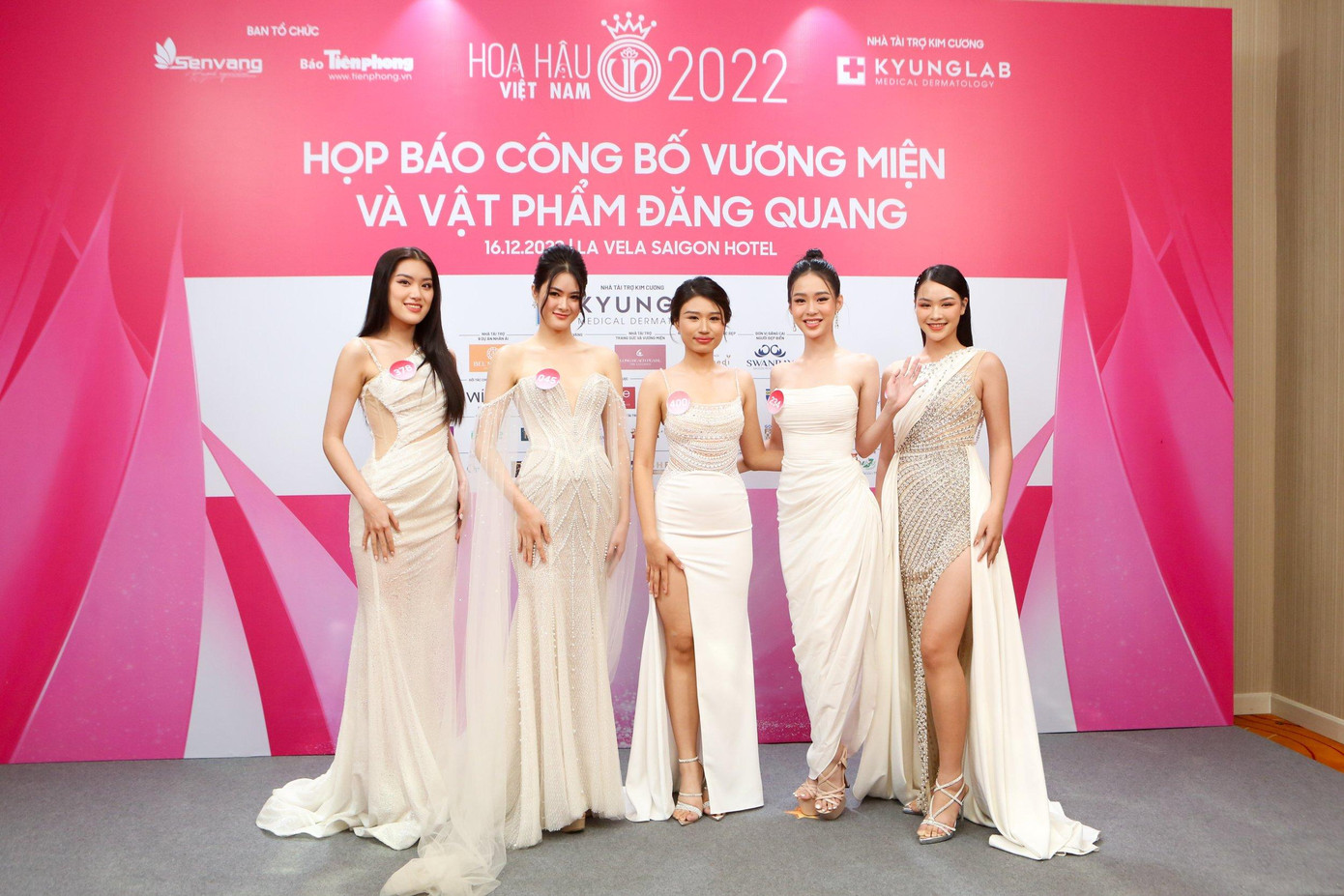 Các thí sinh trong Top 35 đọ dáng tại thảm đỏ họp báo. Các thí sinh trong Top 35 đọ dáng tại thảm đỏ họp báo.