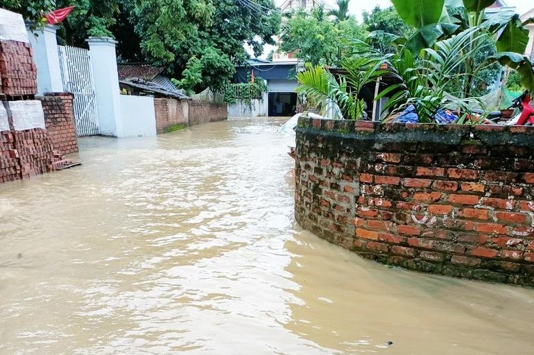 Cả khu dân phố Yên Trung của thị trấn Hợp Châu, Tam Đảo mênh mông nước. Ảnh: Hải Yến.