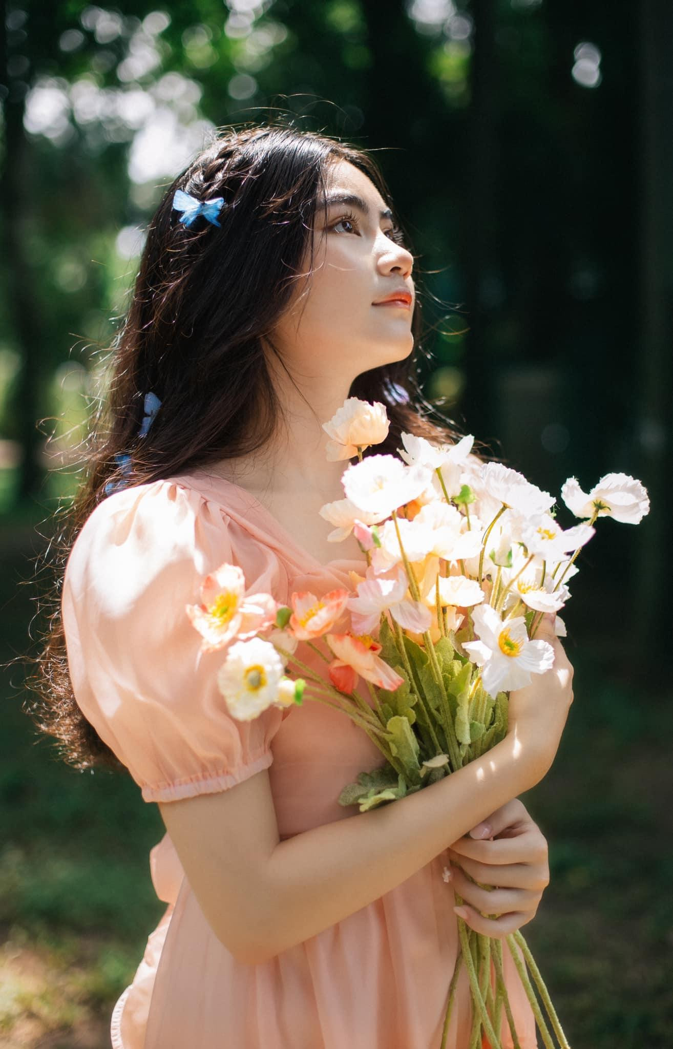 Hạt Dẻ sở hữu gương mặt bầu bĩnh, sắc sảo, đôi mắt to tròn, đen láy cùng má lúm đồng tiền duyên dáng khiến người ta nhìn thoáng qua đã có thiện cảm.