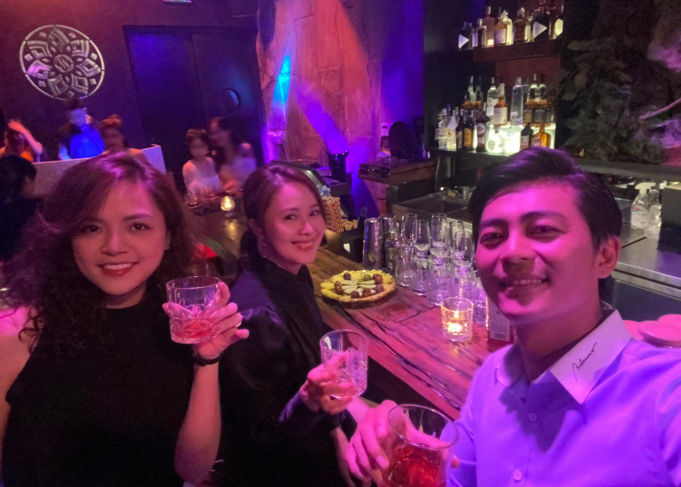 Quốc Huy bên cạnh Hồng Diễm và Thu Quỳnh Quốc Huy bên cạnh Hồng Diễm và Thu Quỳnh