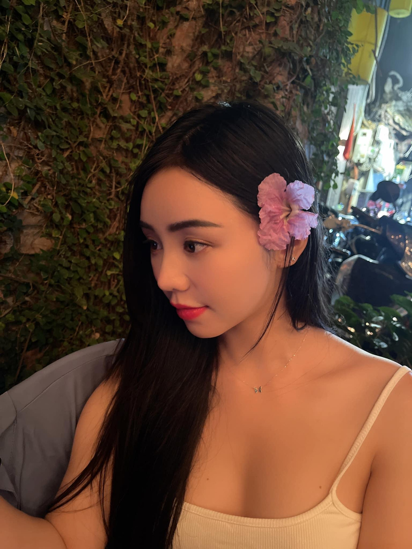 Nữ chính Hãy nói lời yêu nhận được khen ngợi từ khán giả vì những shoot hình gợi cảm. Trên trang cá nhân, người đẹp thường xuyên biến hóa với nhiều phong cách. Đặc biệt, gu thời trang gợi cảm, nhẹ nhàng, điệu đà của cô luôn được người hâm mộ ủng hộ nhiệt tình.