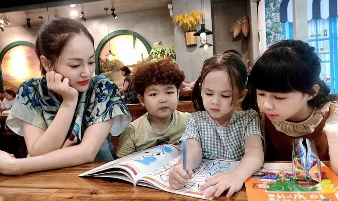 Mẹ con Sam So bất ngờ gặp ca sĩ Bằng Kiều trong trung tâm thương mại Mẹ con Sam So bất ngờ gặp ca sĩ Bằng Kiều trong trung tâm thương mại