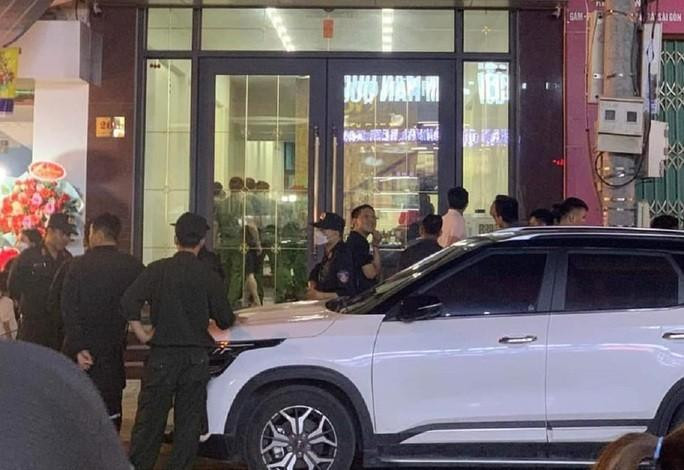 Công an thực hiện khám nhà của Bùi Quốc Đạt trên phố Lê Hoàn