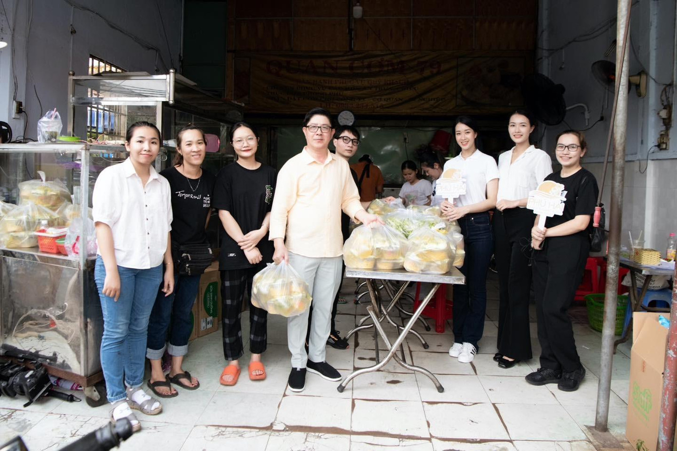 Hai thí sinh Nguyễn Linh Thu (SBD: 057) và Nguyễn Thị Thanh Tâm (SBD: 323) cùng ông Hoàng Mạnh Cường – Tổng quản lý khu vực Phan Thiết – Phú Hải Beach Resort và Spa Phan Thiết đến hỗ trợ đóng gói đồ ăn cùng nhóm thiện nguyện Đêm Sài Gòn. Hai thí sinh Nguyễn Linh Thu (SBD: 057) và Nguyễn Thị Thanh Tâm (SBD: 323) cùng ông Hoàng Mạnh Cường – Tổng quản lý khu vực Phan Thiết – Phú Hải Beach Resort và Spa Phan Thiết đến hỗ trợ đóng gói đồ ăn cùng nhóm thiện nguyện Đêm Sài Gòn.