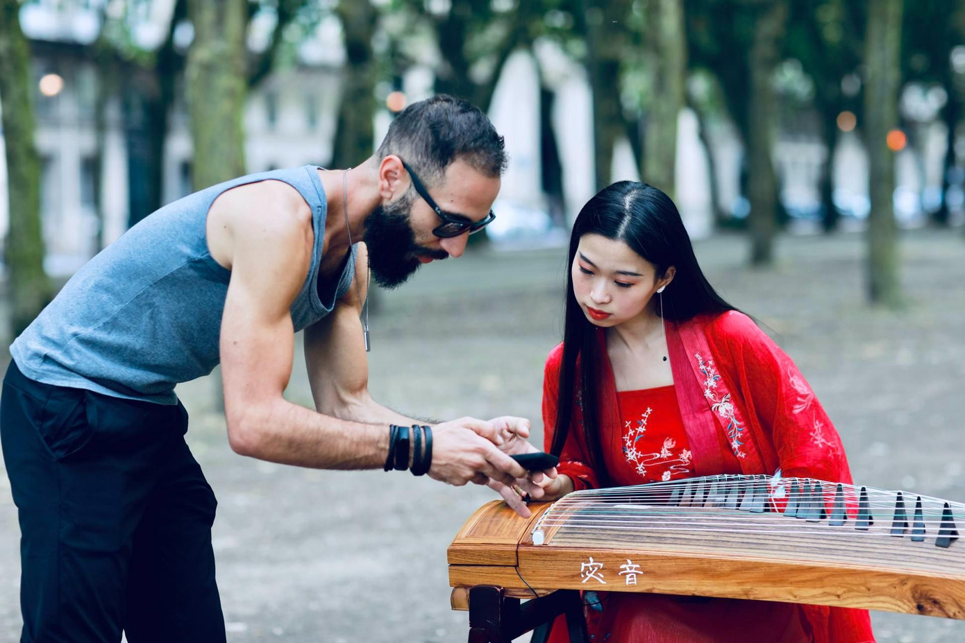 Những buổi biểu diễn đường phố của cô hút khách du lịch và người dân bản địa. Ảnh: China Daily. Những buổi biểu diễn đường phố của cô hút khách du lịch và người dân bản địa. Ảnh: China Daily.