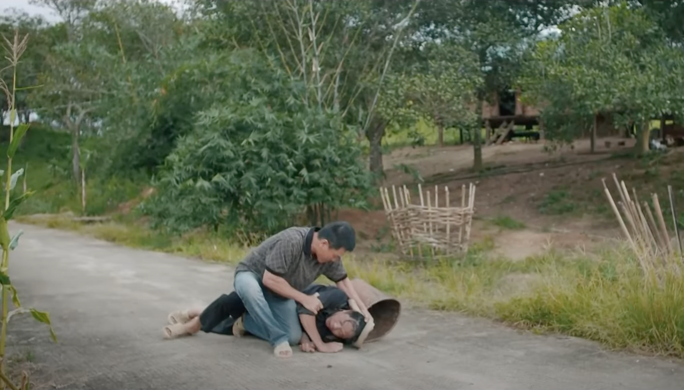 Mô Gù bị Khoản tra hỏi. Ảnh: CMH.