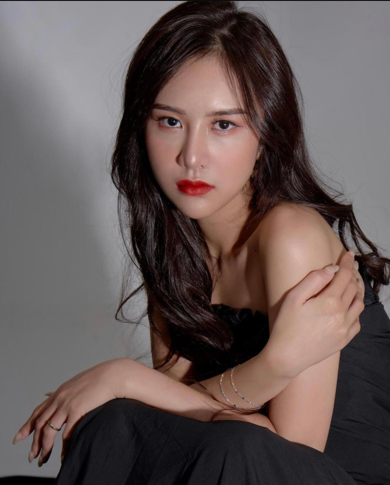 Cô đóng vai Thùy Dương – con gái lớn của diễn viên Tuấn Tú và Thúy An trong phim mới “Anh có phải đàn ông không?” lên sóng ngày 13/1 tới.