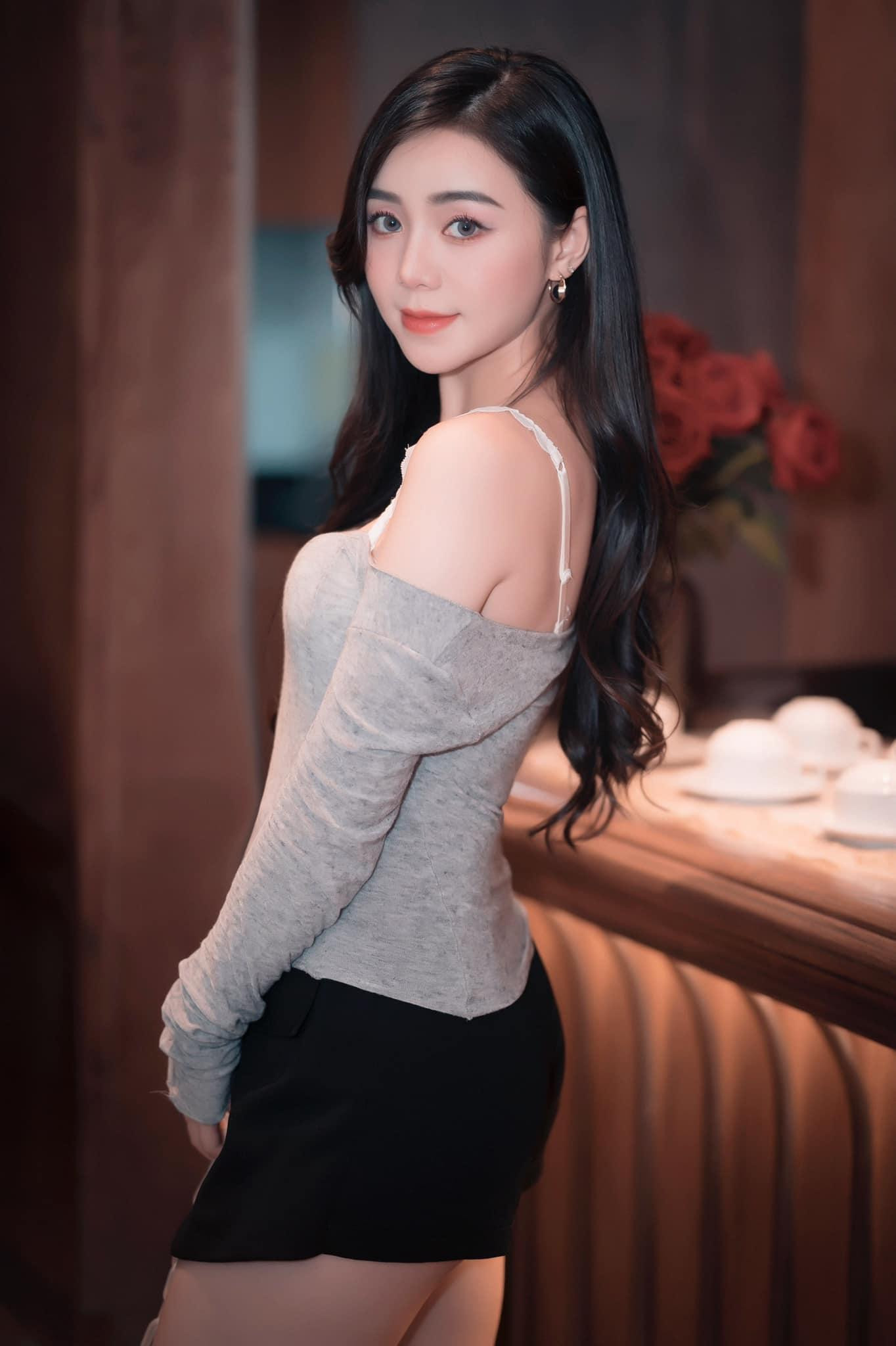 Dù thế, nhiều cư dân mạng tinh ý phát hiện diễn viên sử dụng photoshop để “ăn gian” vóc dáng, bởi góc tường và cạnh bàn lúc cong lúc thẳng hết sức thiếu tự nhiên.