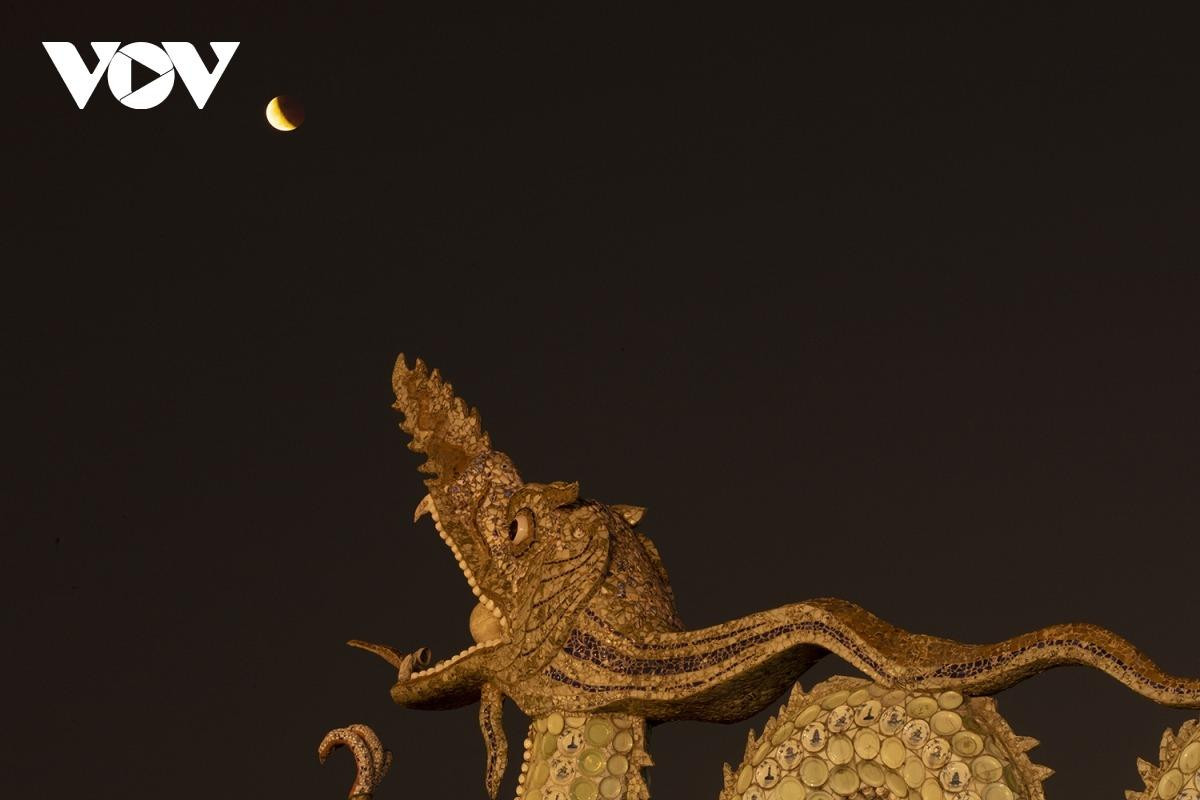 Hình ảnh được ghi lại tại khu vực hồ Tây lúc 18h45 phút. Lúc này trăng khuyết song vẫn có thế thấy được hiện tượng nguyệt thực. (Ảnh: Vũ Minh Quân) Hình ảnh được ghi lại tại khu vực hồ Tây lúc 18h45 phút. Lúc này trăng khuyết song vẫn có thế thấy được hiện tượng nguyệt thực. (Ảnh: Vũ Minh Quân)