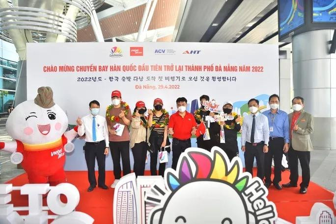 Sáng cùng ngày, Sở Du lịch TP.Đà Nẵng và Hãng hàng không Vietjet Air tổ chức Lễ đón chuyến bay VJ879, từ Incheon hạ cánh Đà Nẵng tại Sân bay quốc tế Đà Nẵng. Đây là hoạt động nhằm chào mừng nối lại đường bay thương mại Hàn Quốc - Đà Nẵng sau thời gian dài đóng băng do dịch Covid-19