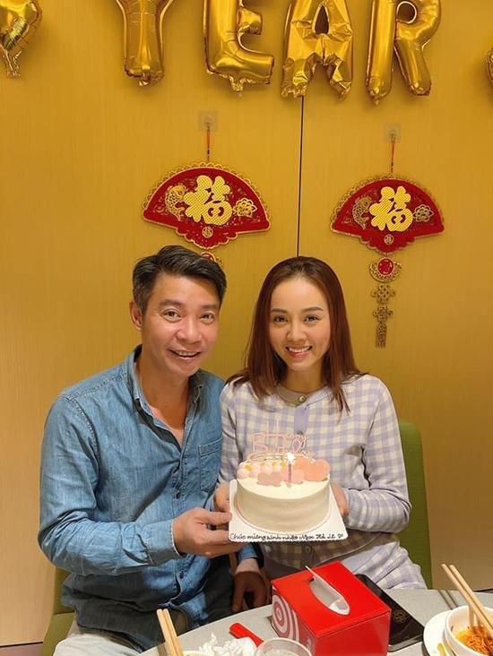 Ngọc Hà từng gây tranh cãi khi cho biết về áp lực kinh tế khi chồng bệnh nặng, bạn bè từ chối, người thì nói sẽ đồng ý nếu chấp nhận trả lãi suất khiến cô ngập tràn ê chề. Vợ trẻ thương chồng cả đời vì bạn bè, anh em không màng thiệt hơn nhưng lúc hoạn nạn lại bị đối xử như vậy.