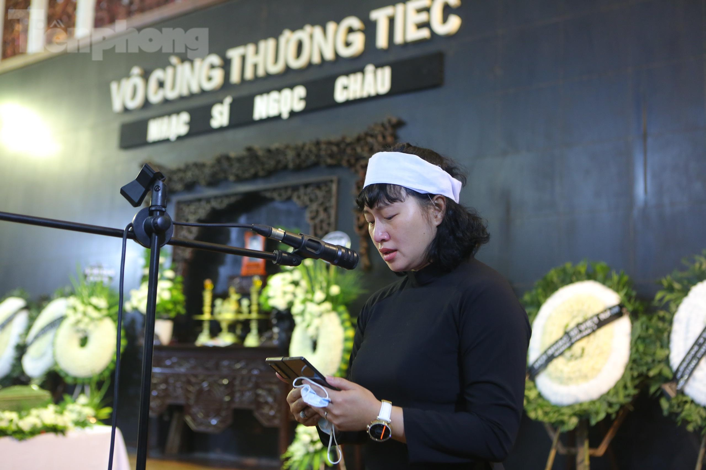 Khánh Linh thay mặt gia đình tiễn biệt nhạc sĩ Ngọc Châu. Cô nghẹn ngào: “Anh trai tôi - nhạc sĩ Ngọc Châu sinh vào mùa thu - mùa đẹp nhất của Hà Nội. Có lẽ vì vậy, trái tim anh luôn vang lên những thanh âm trong trẻo và lãng mạn. Anh đã chọn cho mình một góc riêng lặng lẽ, giản dị và ấm áp. Anh đã làm việc, cống hiến hết mình cho nền âm nhạc Việt Nam. Tôi là em gái, nhưng cũng là thế hệ sau, được anh tạo dựng sự nghiệp, vun đắp kiến thức và hơn hết, được anh trao gửi những lời anh muốn nói qua những tác phẩm của anh. Với anh, tuổi thanh xuân còn mãi. Chia tay nhé, rồi ngày mai ta gặp lại. Tạm biệt anh".