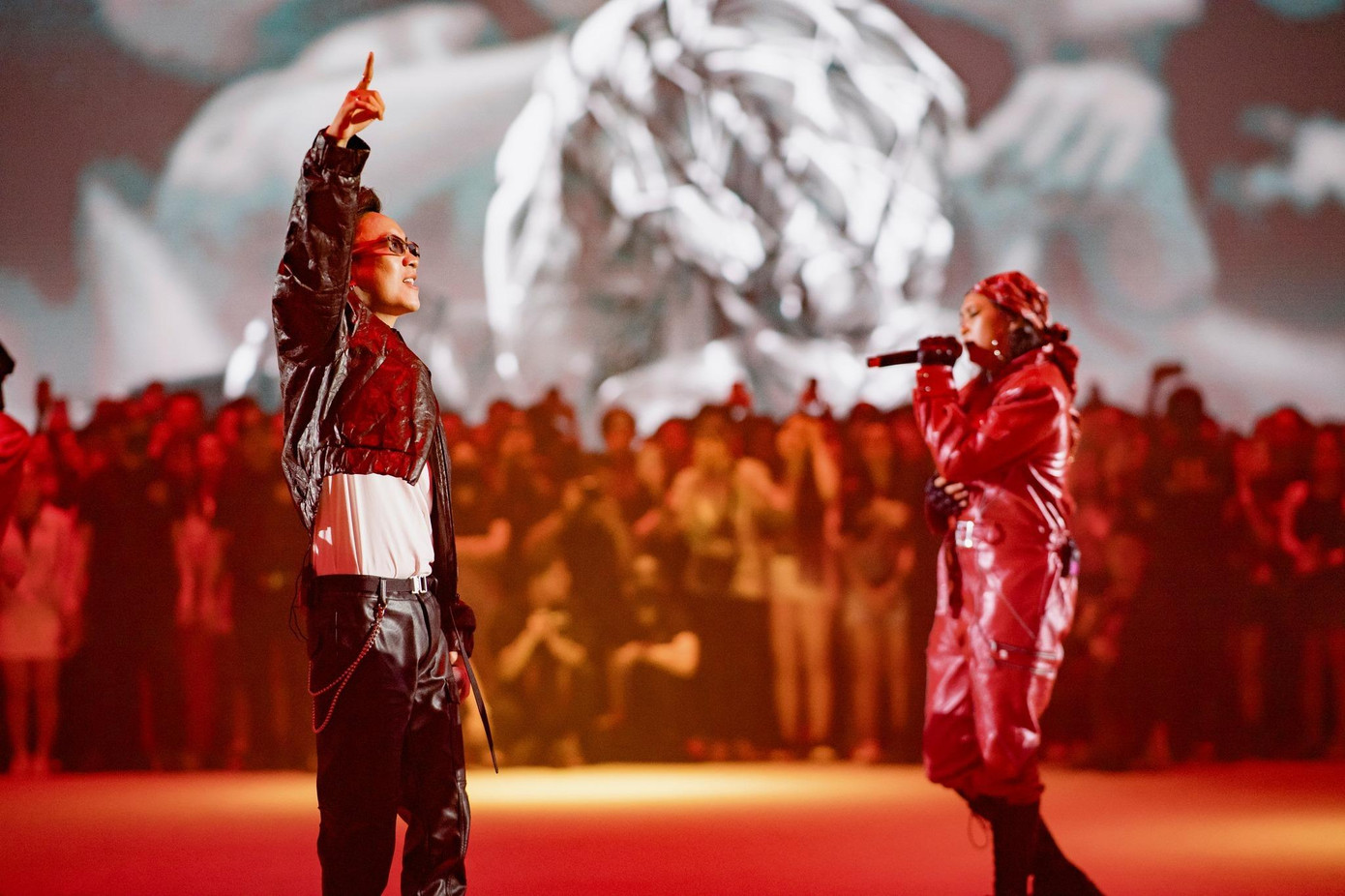 Tối 12/11, KOSMIK Live Concert - đêm diễn kỷ niệm 11 năm hoạt động của SpaceSpeakers - diễn ra tại Nhà thi đấu Quân khu 7, TP.HCM chiêu đãi 5.000 khán giả “bữa tiệc âm nhạc” đa sắc màu. Tối 12/11, KOSMIK Live Concert - đêm diễn kỷ niệm 11 năm hoạt động của SpaceSpeakers - diễn ra tại Nhà thi đấu Quân khu 7, TP.HCM chiêu đãi 5.000 khán giả “bữa tiệc âm nhạc” đa sắc màu.