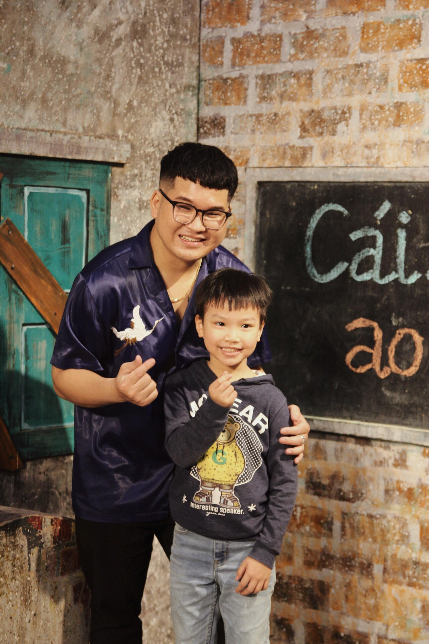 Startup trẻ "Linh Béo" được fan nhí nhận ra và xin chụp ảnh cùng. Cậu bé này được bố mẹ đưa đi xem kịch và gặp gỡ dàn diễn viên Lối về miền hoa.