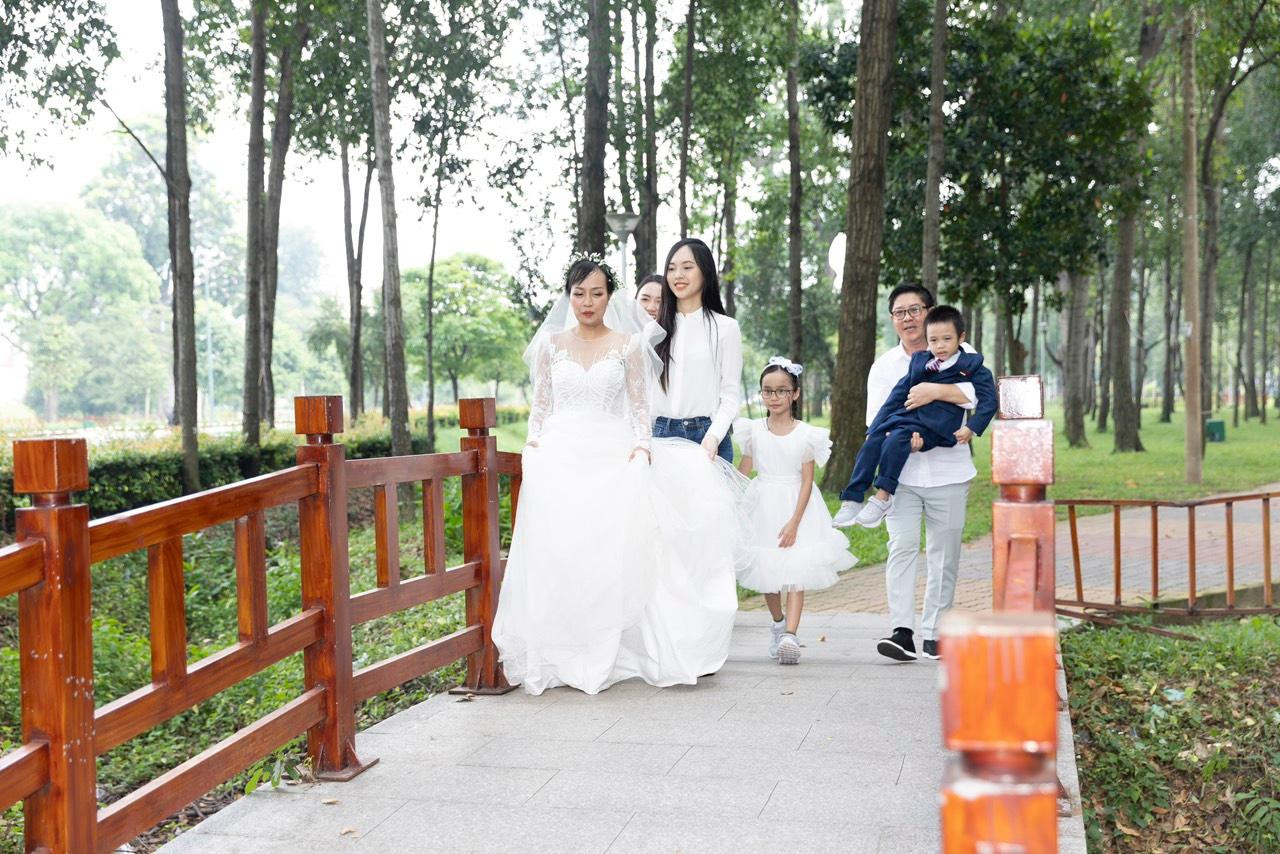 Thùy Linh và Tường Vi giúp ba mẹ con chị Ngân có bộ ảnh như mơ ước. Thùy Linh và Tường Vi giúp ba mẹ con chị Ngân có bộ ảnh như mơ ước.