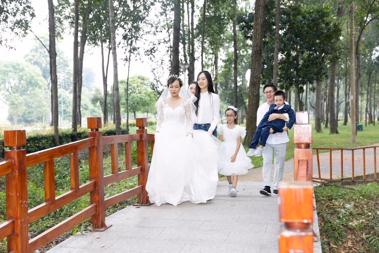 Thùy Linh và Tường Vi giúp ba mẹ con chị Ngân có bộ ảnh như mơ ước.