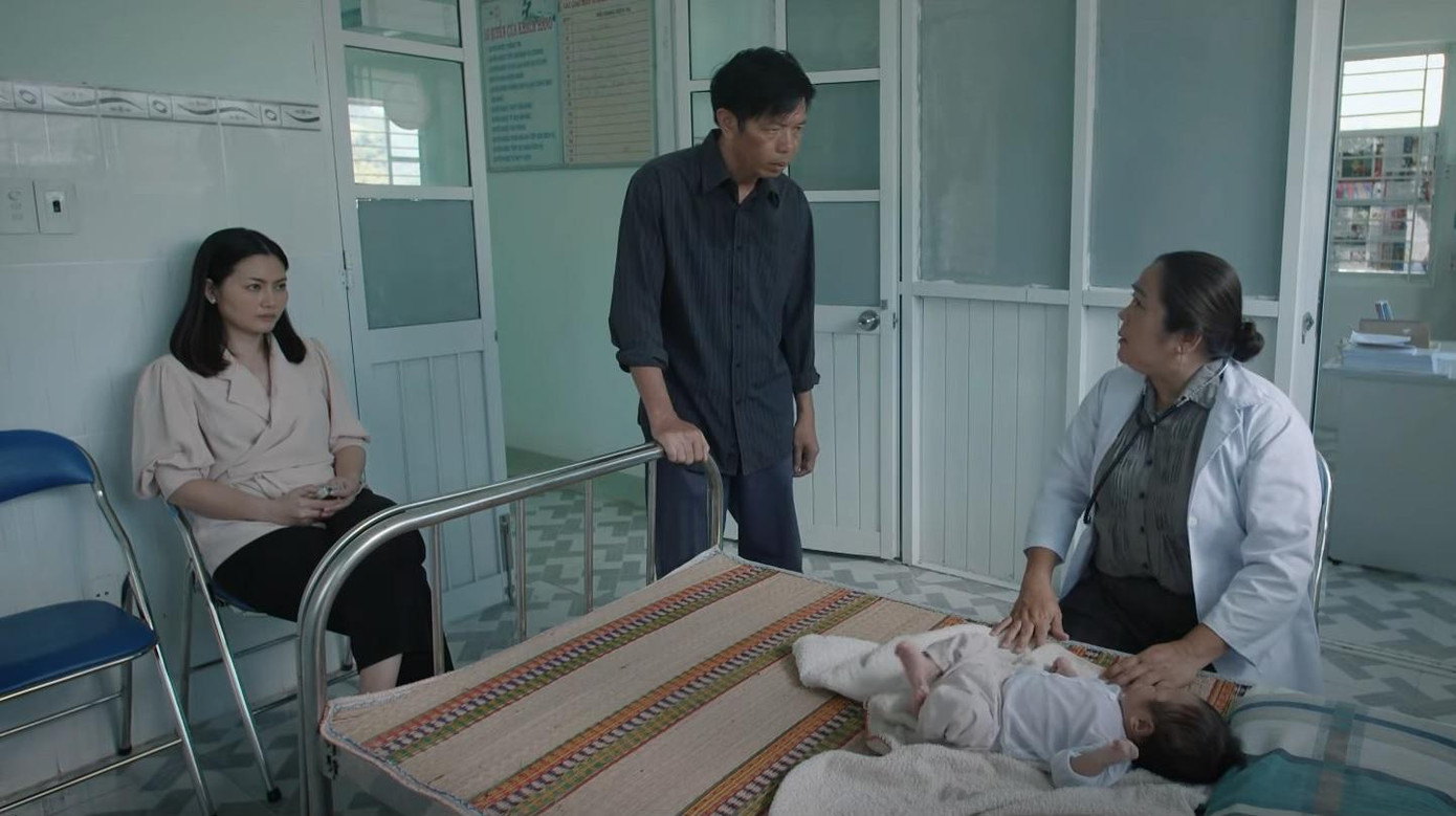 Bé Hạt Dẻ được Mô và Hồng đưa vào trạm xá. Ảnh: CMH.