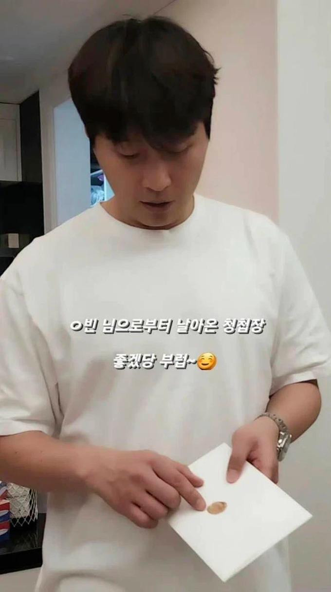 Cầu thủ Lee Dong Gook hé lộ thiệp mời đám cưới của Hyun Bin - Son Ye Jin