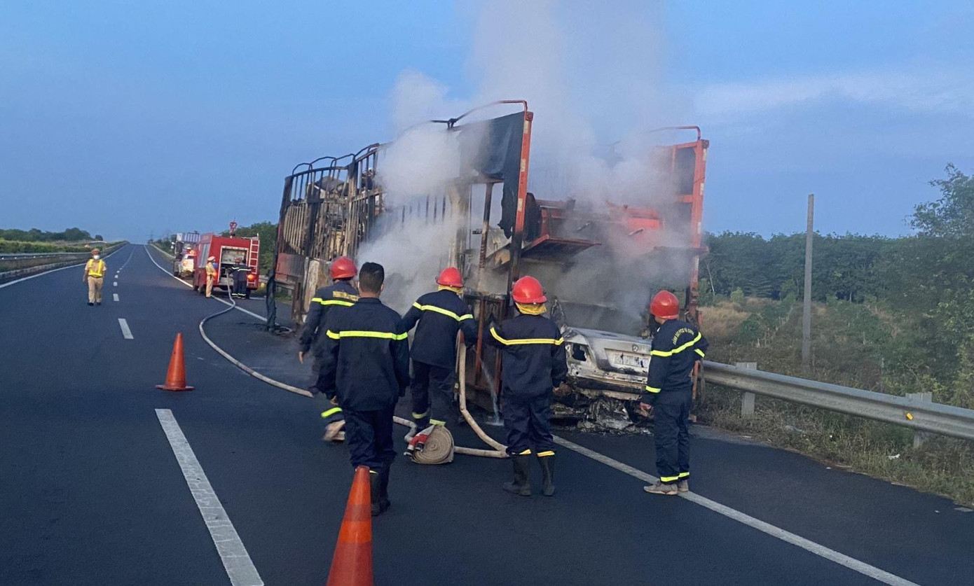 Lực lượng chữa cháy tiếp cận hiện trường dập lửa. Ảnh: CA