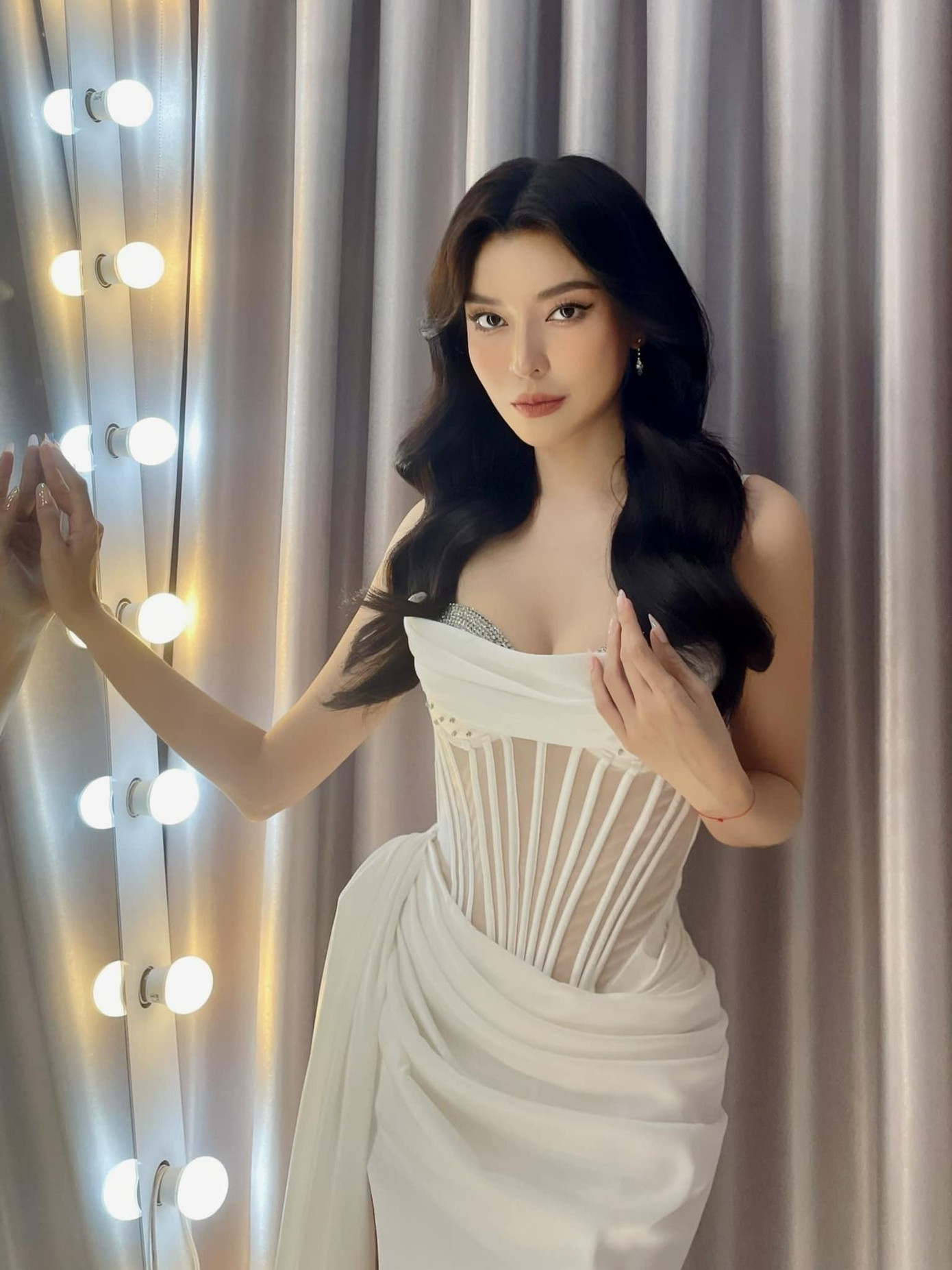 Mỹ nhân 32 tuổi chú trọng phần hình ảnh trong từng sự kiện. Cô có stylist tư vấn để chọn trang phục hợp lý nhất.