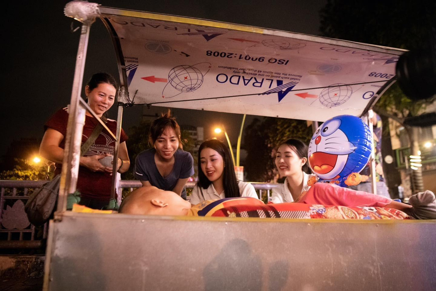 Linh Thu cùng Thanh Tâm gửi trích tiền cá nhân gửi tặng mẹ con chị Tuyết. Linh Thu cùng Thanh Tâm gửi trích tiền cá nhân gửi tặng mẹ con chị Tuyết.