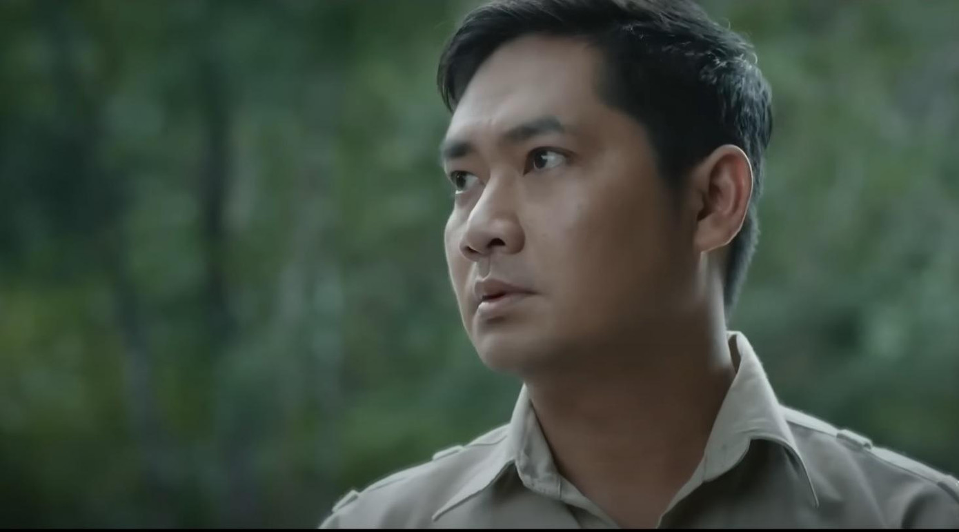 Hào nghe tiếng Loan gọi mình ngoài suối. Ảnh: CMH. Hào nghe tiếng Loan gọi mình ngoài suối. Ảnh: CMH.